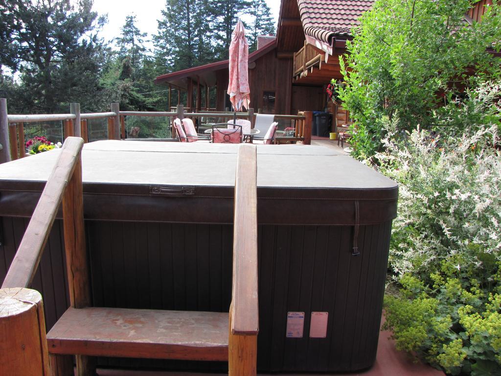 Hitching Post Resort Kelowna Exterior photo